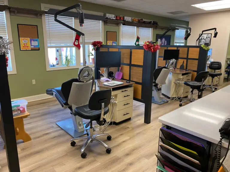 Tollison Orthodontics offers a warm and festive atmosphere with Christmas decorations adorning its multiple workstations. Each station features state-of-the-art dental chairs, monitors, and overhead lights, while a cheerful kids’ play area ensures an enjoyable visit for the younger ones in Greenville, SC